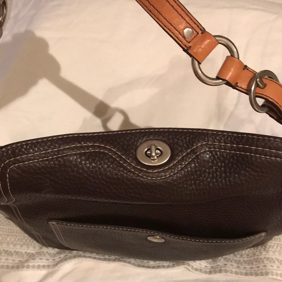 Coach shoulder bag . The clasp sits on top . - Picture 3 of 7